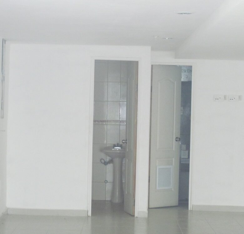 Av Balboa, Calle Lateral, Local Comercial de 180 m. Terminado.