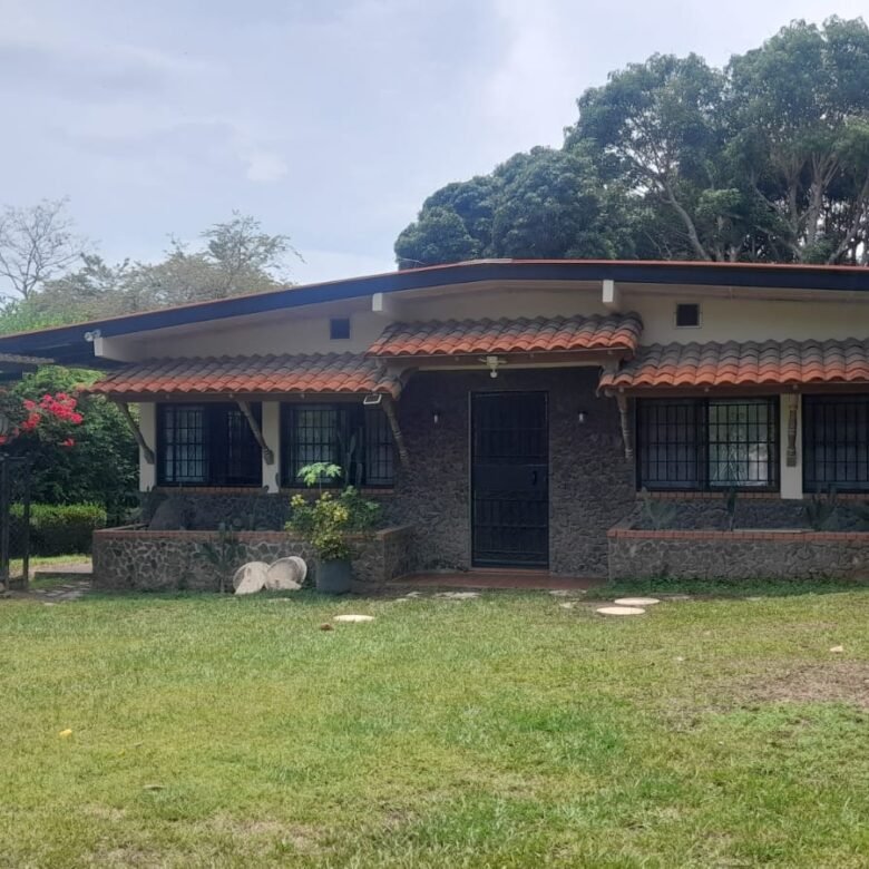 Playa Corona: Casa con Piscina, Inversión Apta Para Cabañas y Alquiler en Airbnb
