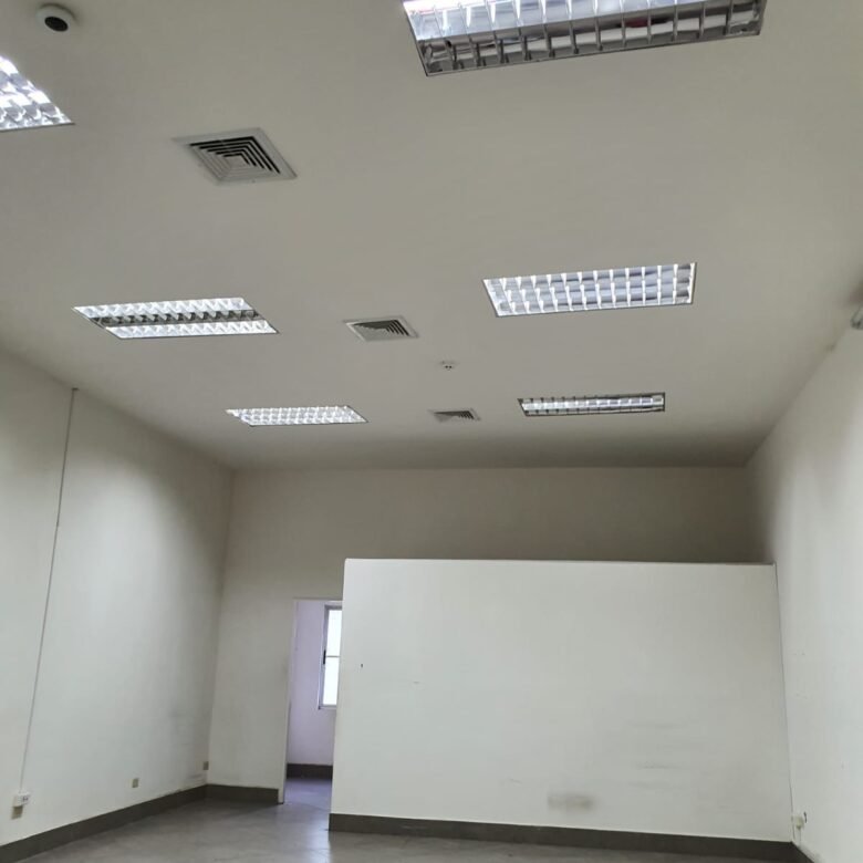 Calle 50 – Espacioso, Planta Baja, con Acceso por Dos Calles: Local Comercial