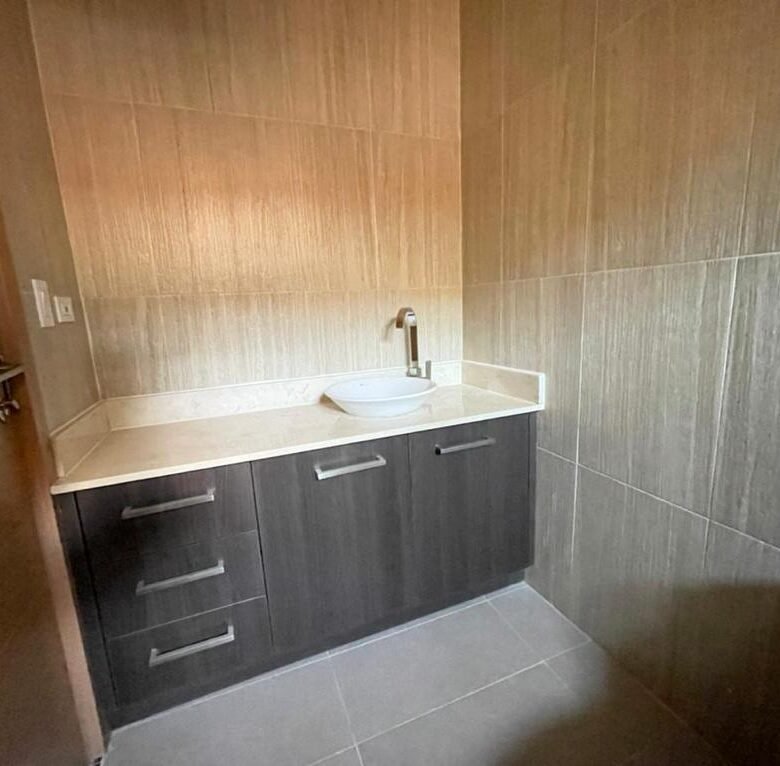 Clayton: Exclusiva Residencia con Seguridad Garantizada, 4 Habitaciones