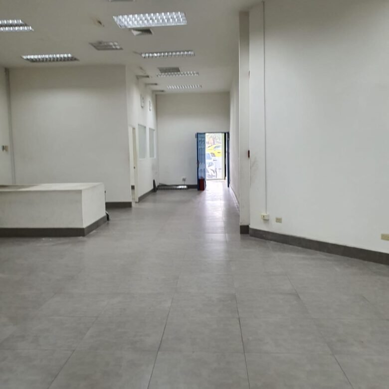 Calle 50 – Espacioso, Planta Baja, con Acceso por Dos Calles: Local Comercial