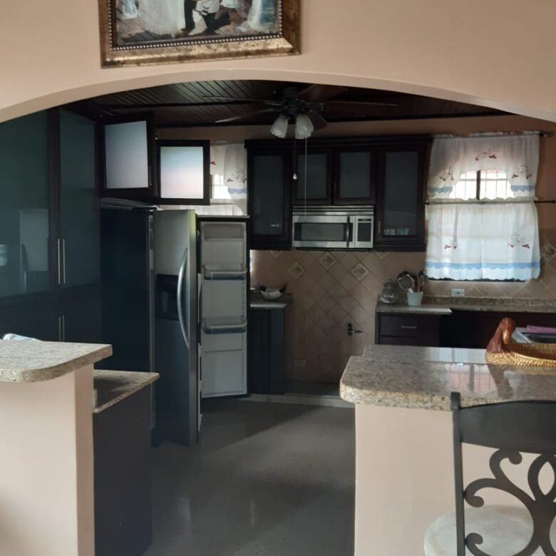 Casa en San Francisco – Cerca Vía Porras: con 4 Recamaras, 2 Cocinas, 6 Parkings