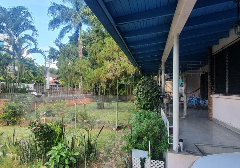 Para Usted! Su Casa o Terreno en Altos del Golf: R2a 2500 m² + Casa de 400 m²