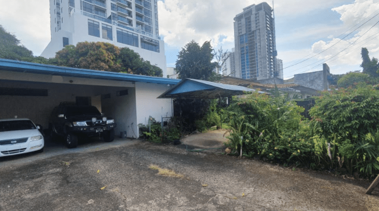 Para Usted! Su Casa o Terreno en Altos del Golf: R2a 2500 m² + Casa de 400 m²