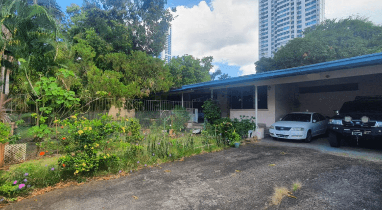 Para Usted! Su Casa o Terreno en Altos del Golf: R2a 2500 m² + Casa de 400 m²