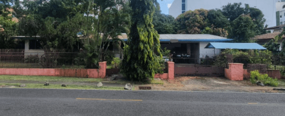 Para Usted! Su Casa o Terreno en Altos del Golf: R2a 2500 m² + Casa de 400 m²