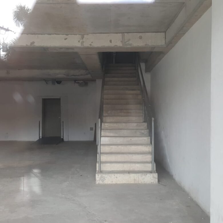 San Francisco – Local de Planta Baja: en Gris, Se Permite Poner Gas, 254 m²