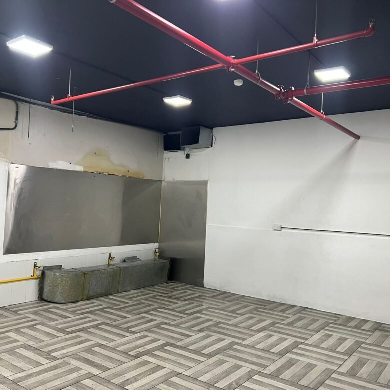 San Francisco – Local de Planta Baja: Terminado, Se Permite Poner Gas, 235 m²