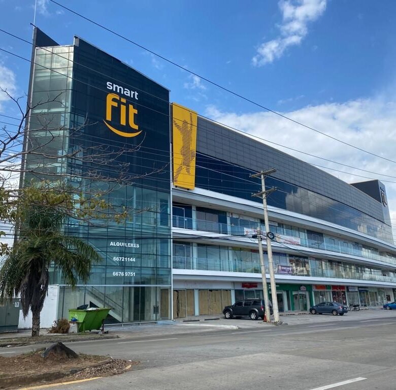 Versalles: Local Comercial con Terminado, 75.82 m² en Plaza Comercial con Parking
