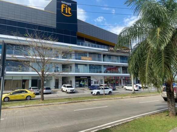 Versalles: Local Comercial con Terminado, 75.82 m² en Plaza Comercial con Parking