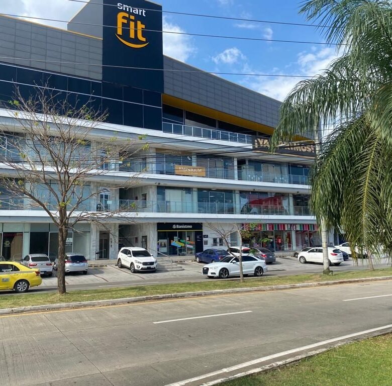 Versalles: Local Comercial con Terminado, 75.82 m² en Plaza Comercial con Parking