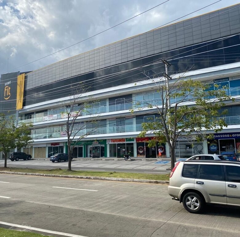 Versalles: Local Comercial con Terminado, 75.82 m² en Plaza Comercial con Parking