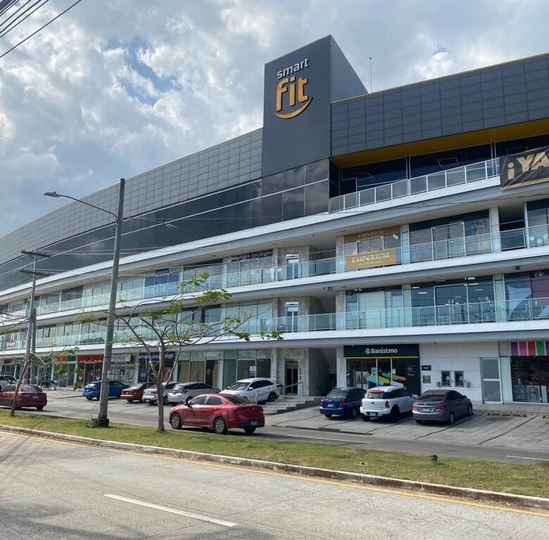 Versalles: Local Comercial con Terminado, 75.82 m² en Plaza Comercial con Parking