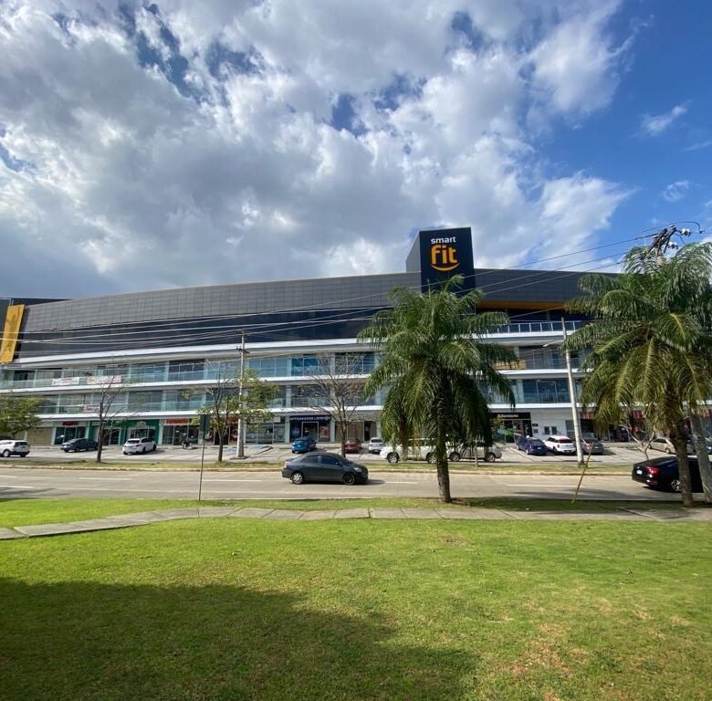 Versalles: Local Comercial con Terminado, 75.82 m² en Plaza Comercial con Parking
