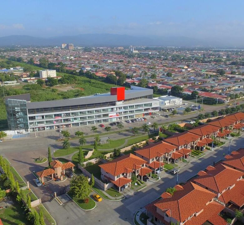 Versalles: Local Comercial con Terminado, 75.82 m² en Plaza Comercial con Parking