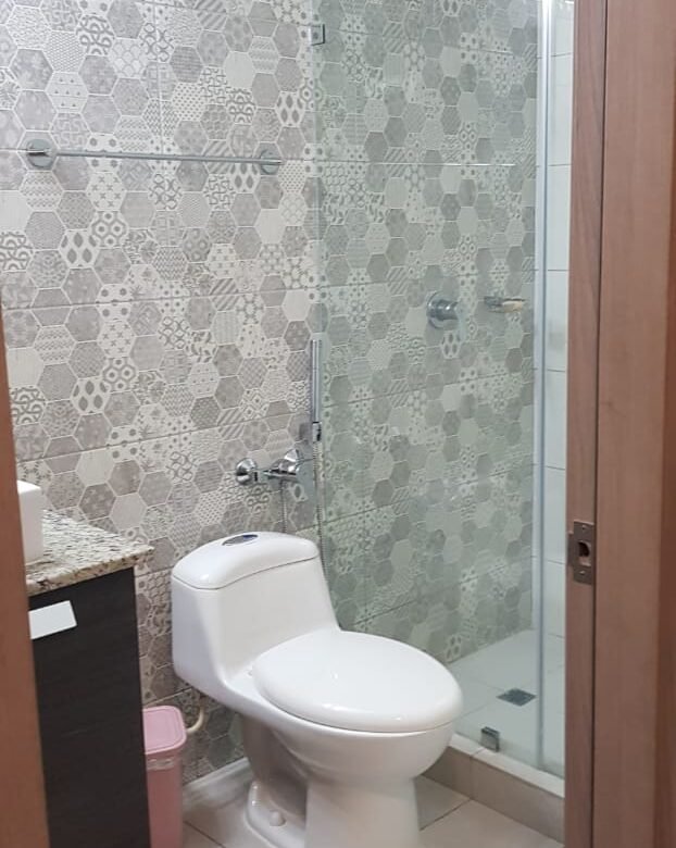 El Cangrejo: Luxor 300, Piso Alto, Semi – Amoblado, 169 m², 3 Recámaras + Cuarto y baño de empleada, Lb