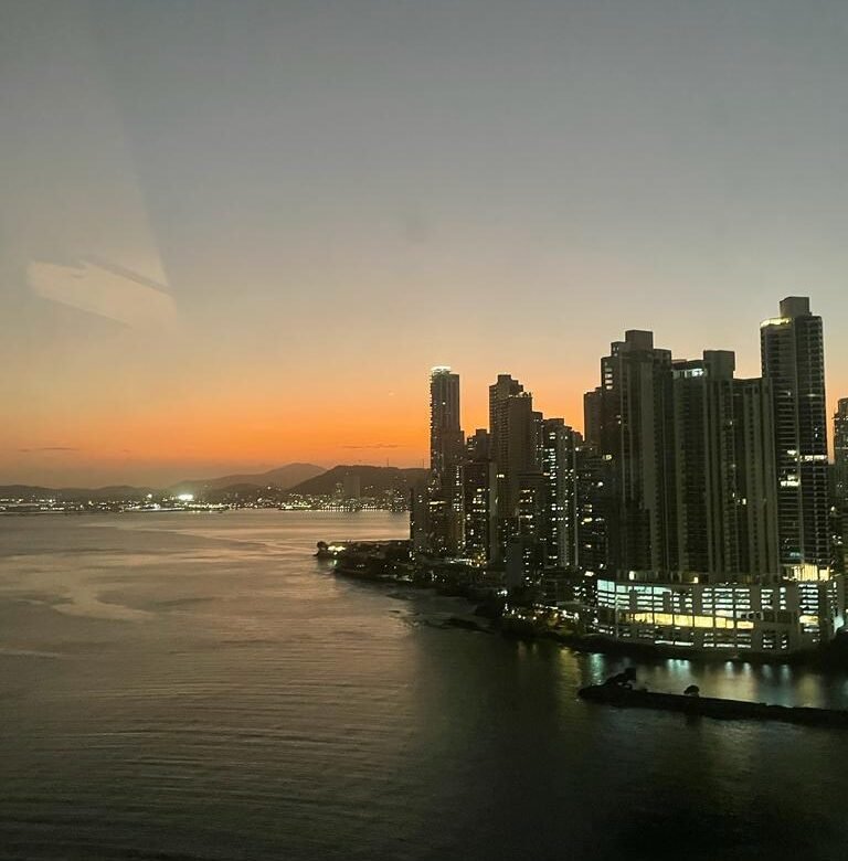Frente Al Mar, con Todo: Amoblado Completo, Piso Completo 785 m², Punta Pacífica