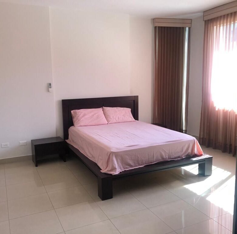 Obarrio, Area Bancaria, Al Lado Soho Mall: Apartamento de 3 Recamaras + Cuarto de Servicio
