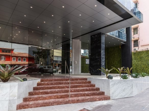 Obarrio: Apto de Doble Altura (4 Metros), Terraza de 22 m², 2 Recs + 2 Baños