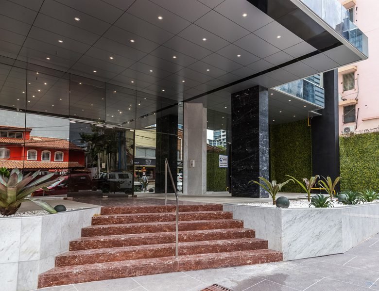 Obarrio: Apto de Doble Altura (4 Metros), Terraza de 22 m², 2 Recs + 2 Baños