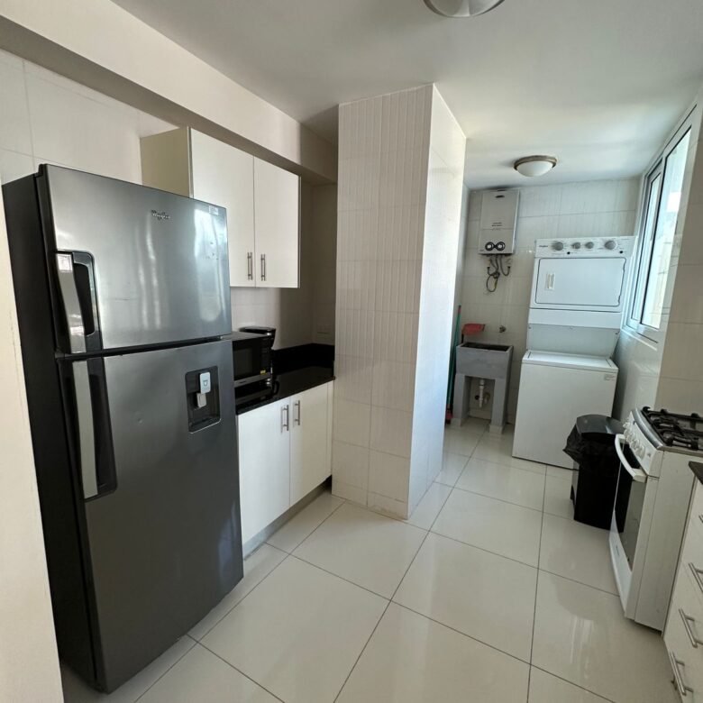 Apartamento Amoblado en Bella Vista: Torre de Reciente Construcción, 3 Recámaras