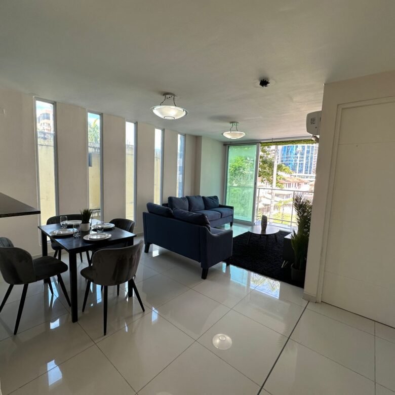 Apartamento Amoblado en Bella Vista: Torre de Reciente Construcción, 3 Recámaras