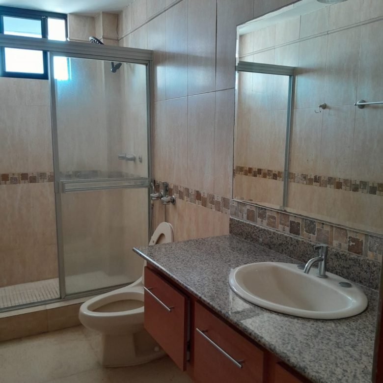 Apartamento de 258 m², Paitilla: Se Entrega Remodelado, de 3 Recámaras
