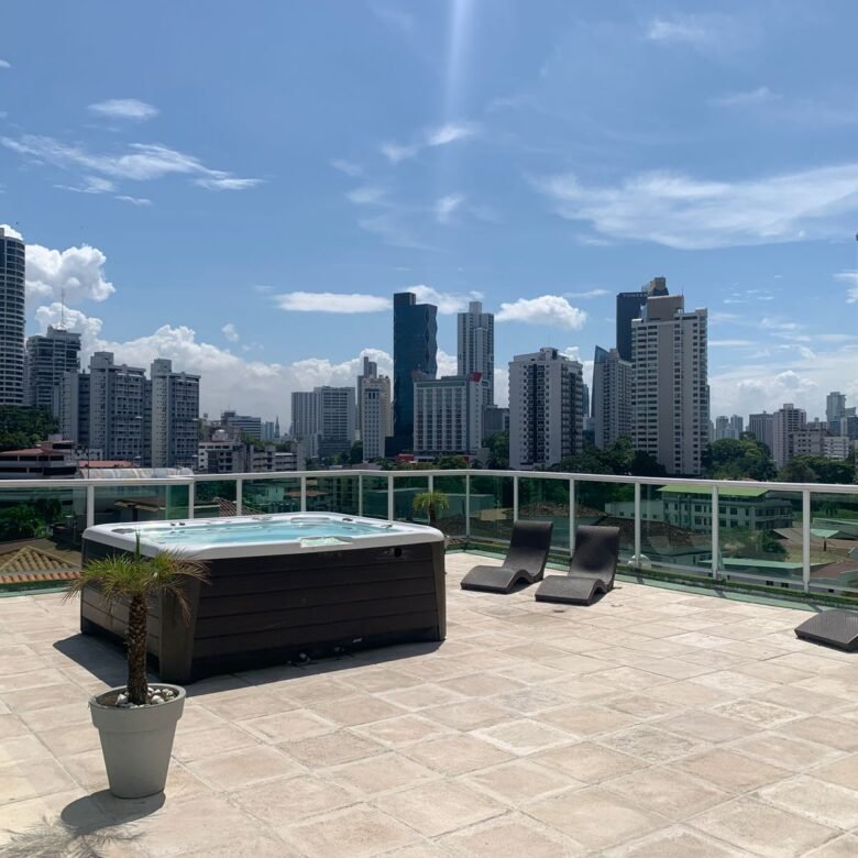 Apartamento Amoblado en Bella Vista: Torre de Reciente Construcción, 3 Recámaras