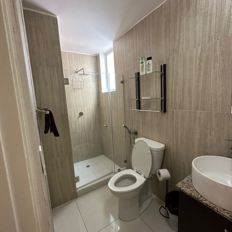 Apartamento Amoblado en Bella Vista: Torre de Reciente Construcción, 3 Recámaras