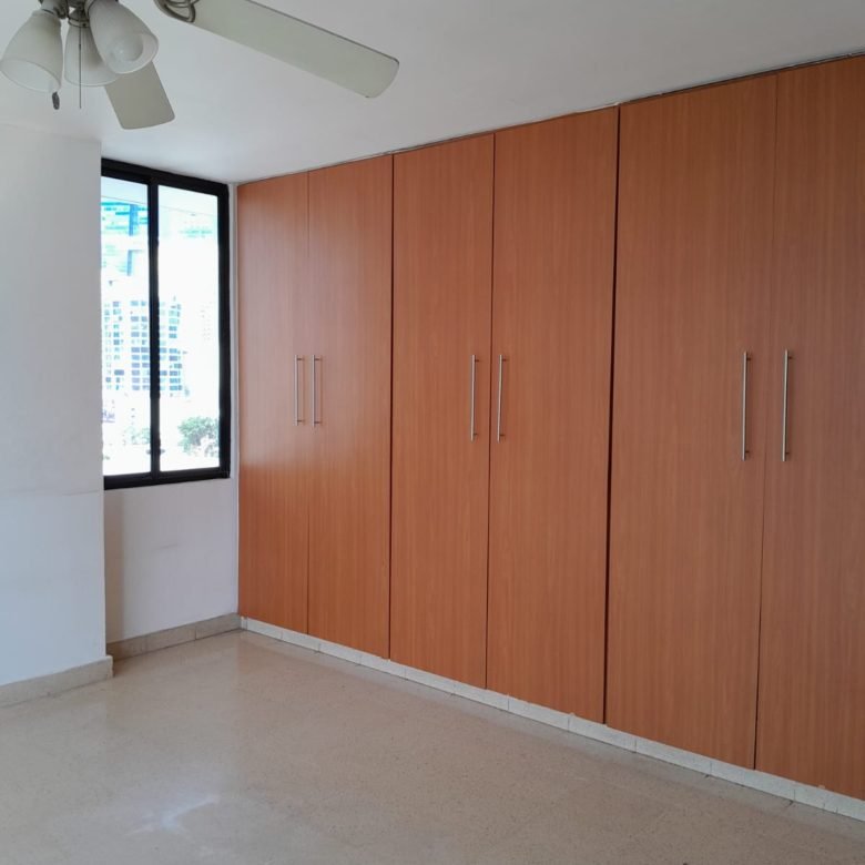 Apartamento de 258 m², Paitilla: Se Entrega Remodelado, de 3 Recámaras