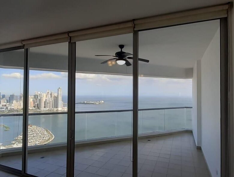 Av Balboa, Frente Al Mar: Rivage Hermoso Apartamento 1 Recamara + Den, 1.5 Baños