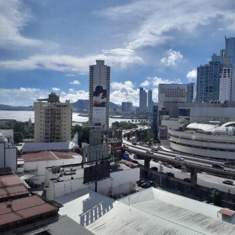 Apartamento de 258 m², Paitilla: Se Entrega Remodelado, de 3 Recámaras