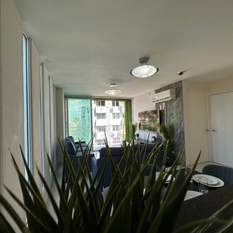 Apartamento Amoblado en Bella Vista: Torre de Reciente Construcción, 3 Recámaras