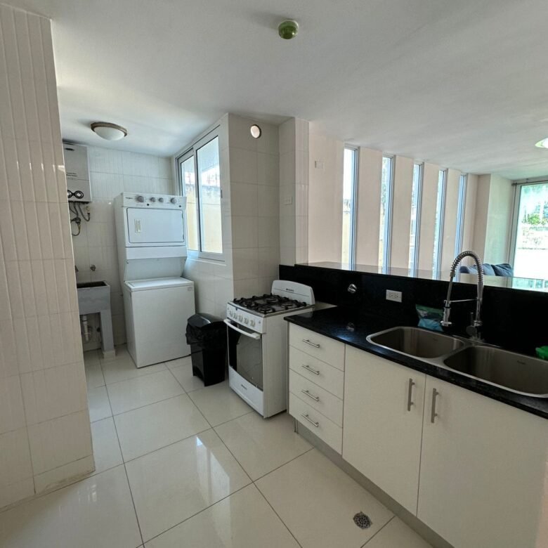 Apartamento Amoblado en Bella Vista: Torre de Reciente Construcción, 3 Recámaras
