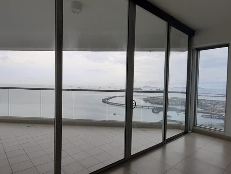 Av Balboa, Frente Al Mar: Rivage Hermoso Apartamento 1 Recamara + Den, 1.5 Baños