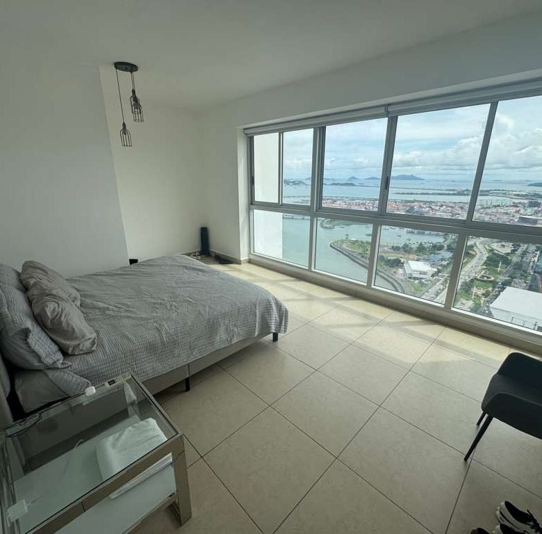 Av Balboa, Frente Al Mar: Rivage Hermoso Apartamento 1 Recamara + Den, 1.5 Baños