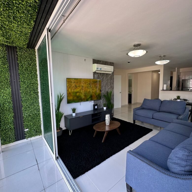 Apartamento Amoblado en Bella Vista: Torre de Reciente Construcción, 3 Recámaras
