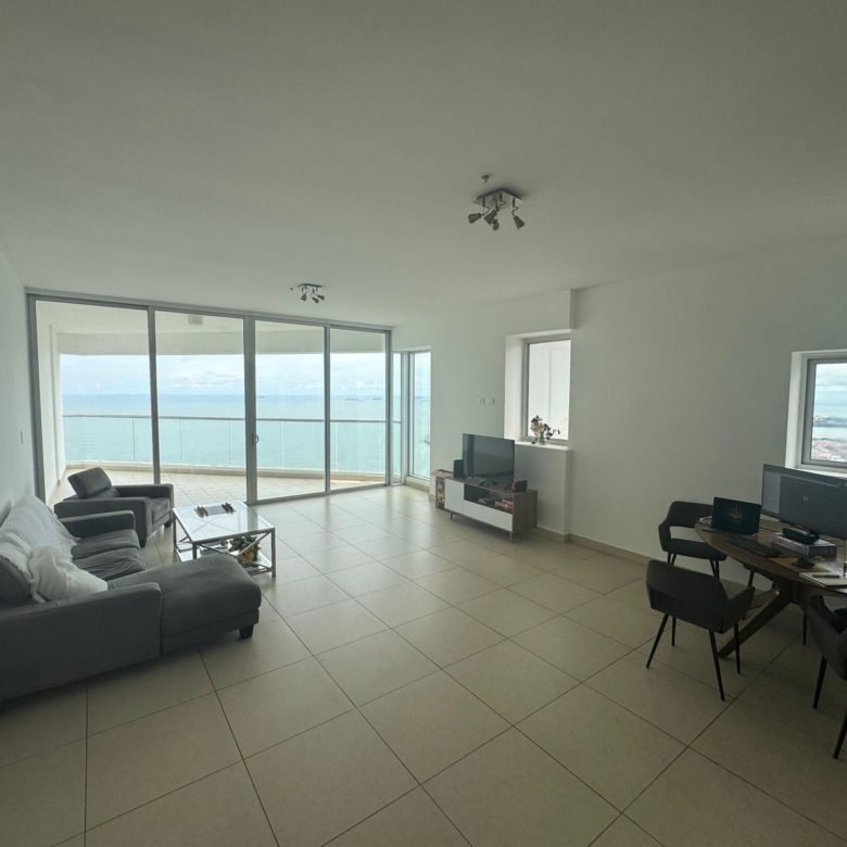 Av Balboa, Frente Al Mar: Rivage Hermoso Apartamento 1 Recamara + Den, 1.5 Baños