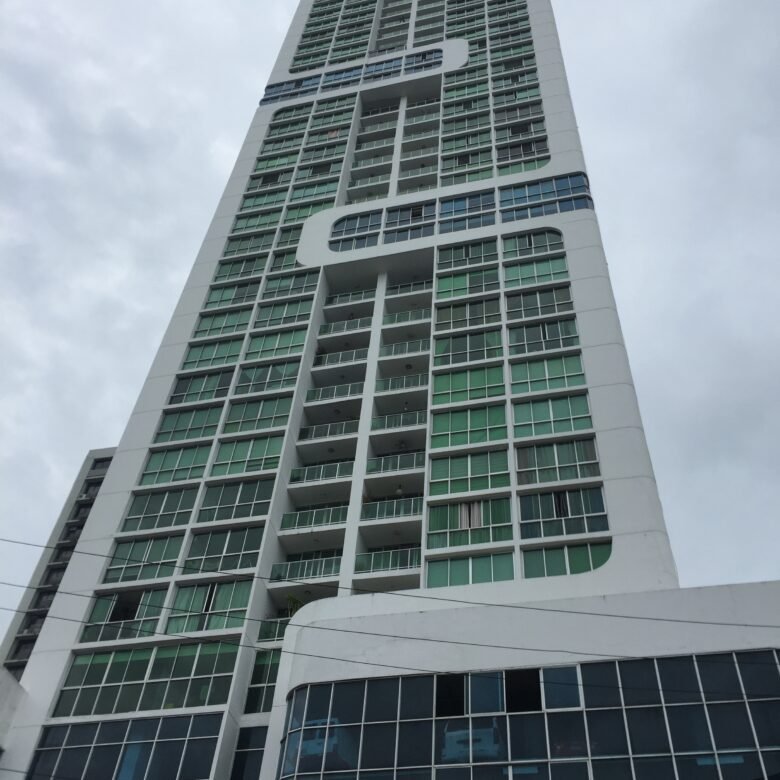 Bella Vista – Apartamento en Torre Seawaves: Amoblado Completo