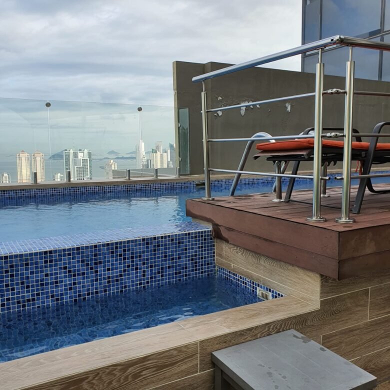 El Cangrejo: Luxor 300, Piso Alto, Semi – Amoblado, 169 m², 3 Recámaras + Cuarto y baño de empleada, Lb