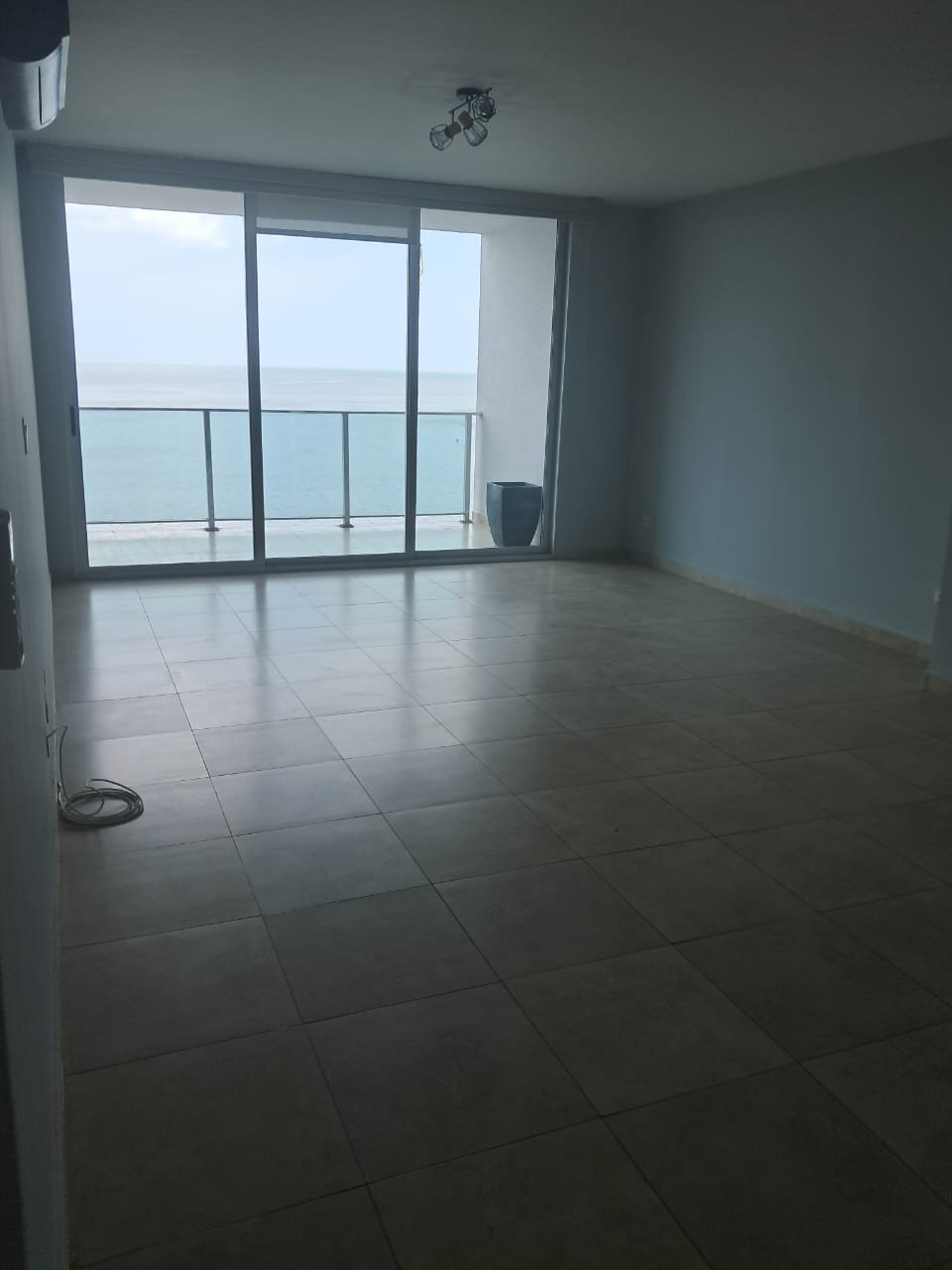Ave Balboa – Frente Al Mar: Alquilado, Amoblado, H2o 2 Recámaras, 2 Parking