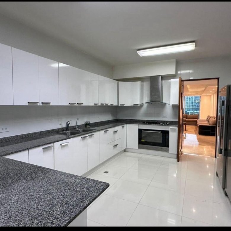 Paitilla – Vista Al Mar: Amoblado, Apartamento de 350 m², 3 Habitaciones, Den