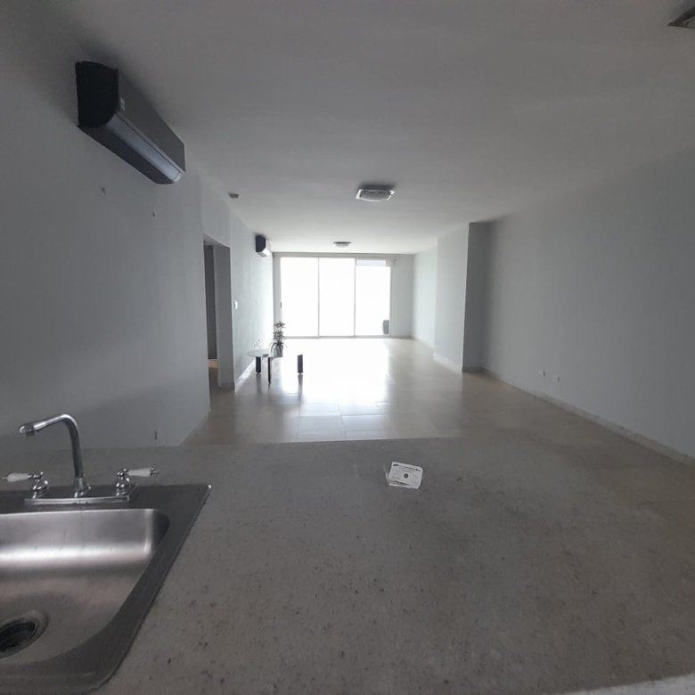 Ave Balboa – Frente Al Mar: Alquilado, Amoblado, H2o 2 Recámaras, 2 Parking