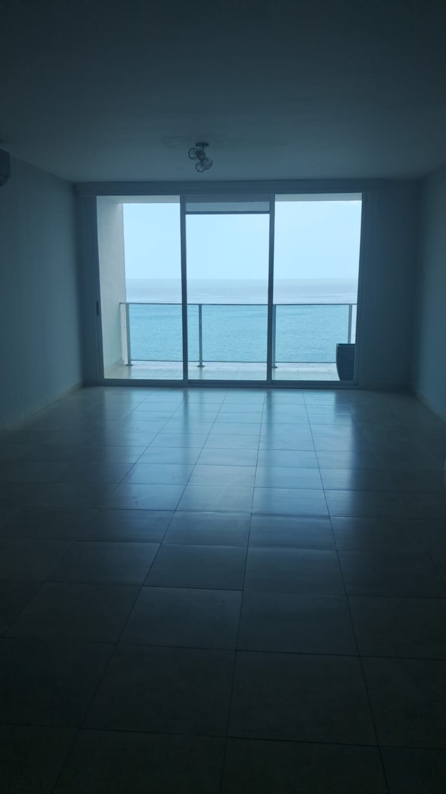 Ave Balboa – Frente Al Mar: Alquilado, Amoblado, H2o 2 Recámaras, 2 Parking