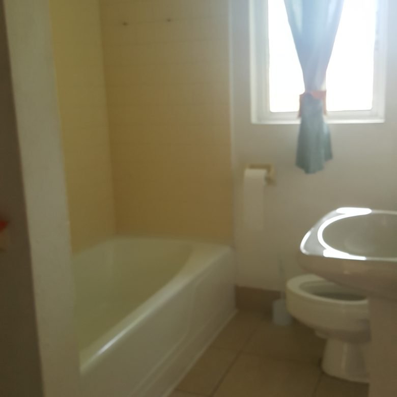 Balboa, Ancon, Cl Tabernilla: Apartamento de 3 Habitaciones, 2 Baños, 2do Piso