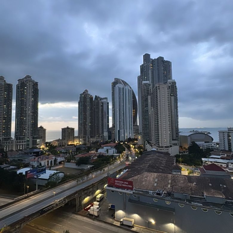 Apartamento Semi – Amoblado, Punta Pacifica, Vista Al Mar: de 4 Habitaciones