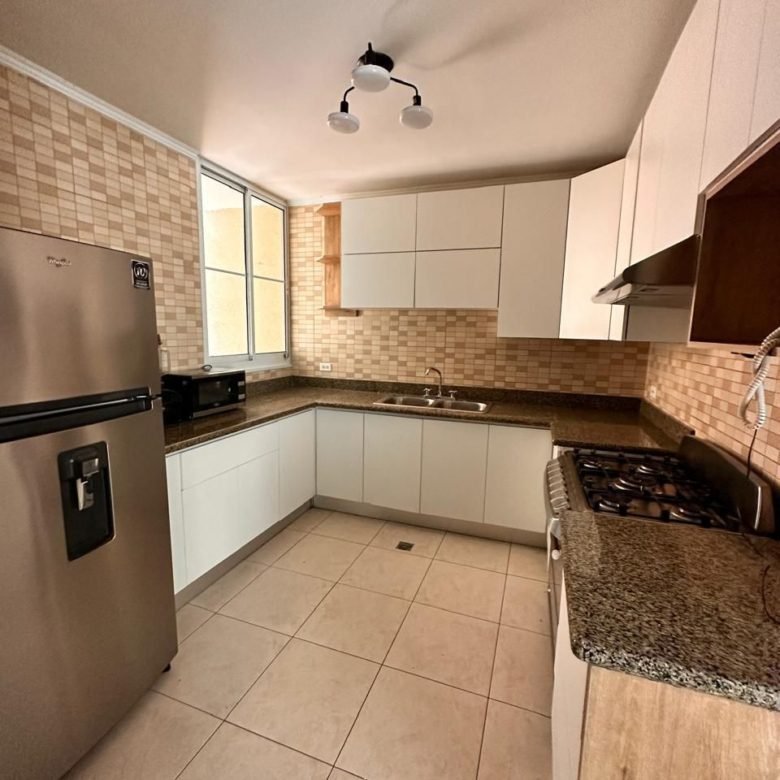 Apartamento Semi – Amoblado, Punta Pacifica, Vista Al Mar: de 4 Habitaciones