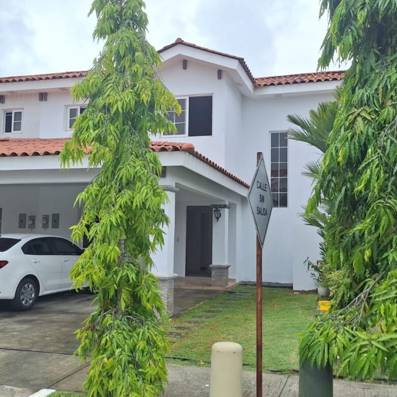 Versalles: Casa en Residencial con Seguridad 24hrs y Area Social