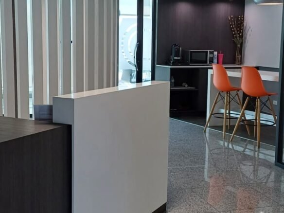 Costa del Este – Exclusivo: Oficina Semi – Amoblada, Torre Corporativa, 107 m²