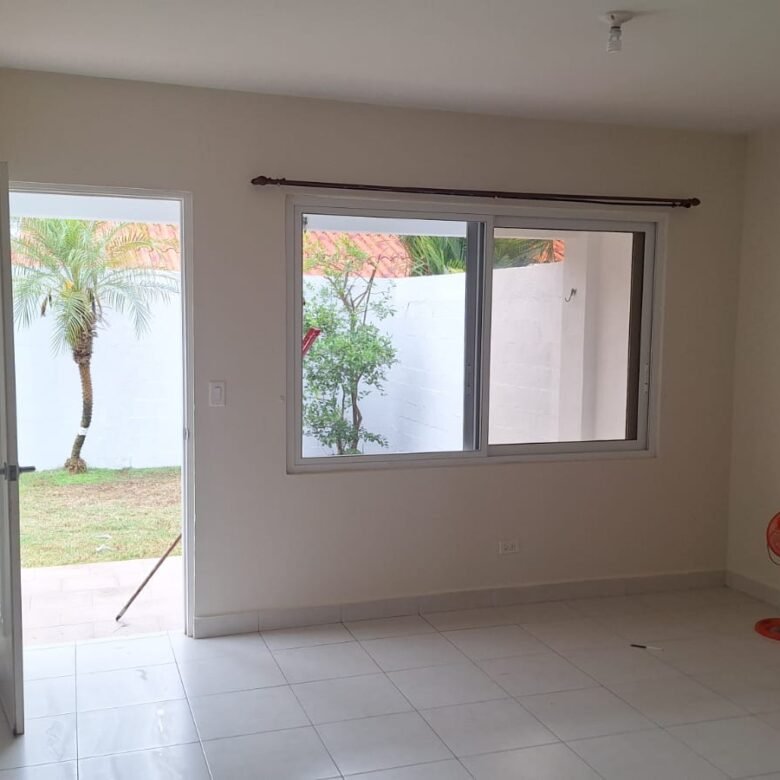 Versalles: Casa en Residencial con Seguridad 24hrs y Area Social